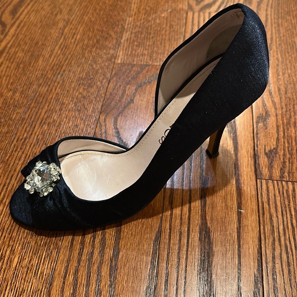 Caparros Satin 4” satin heels peep toe navy with rhinestone embellishment size 9